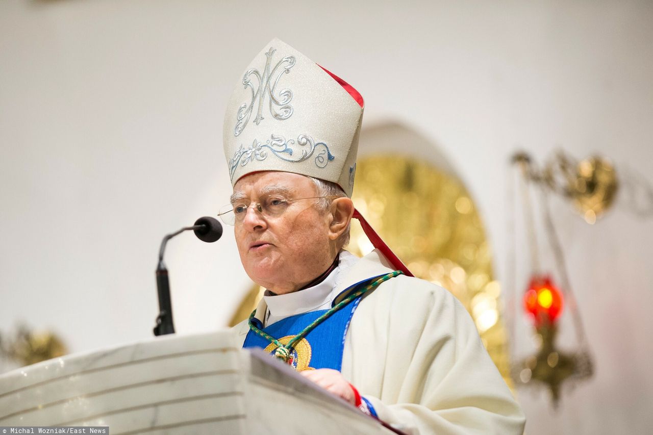 Abp Henryk Hoser cytowany przez PAP twierdzi, że większość ludzi "ulega mutacji intelektualnej"