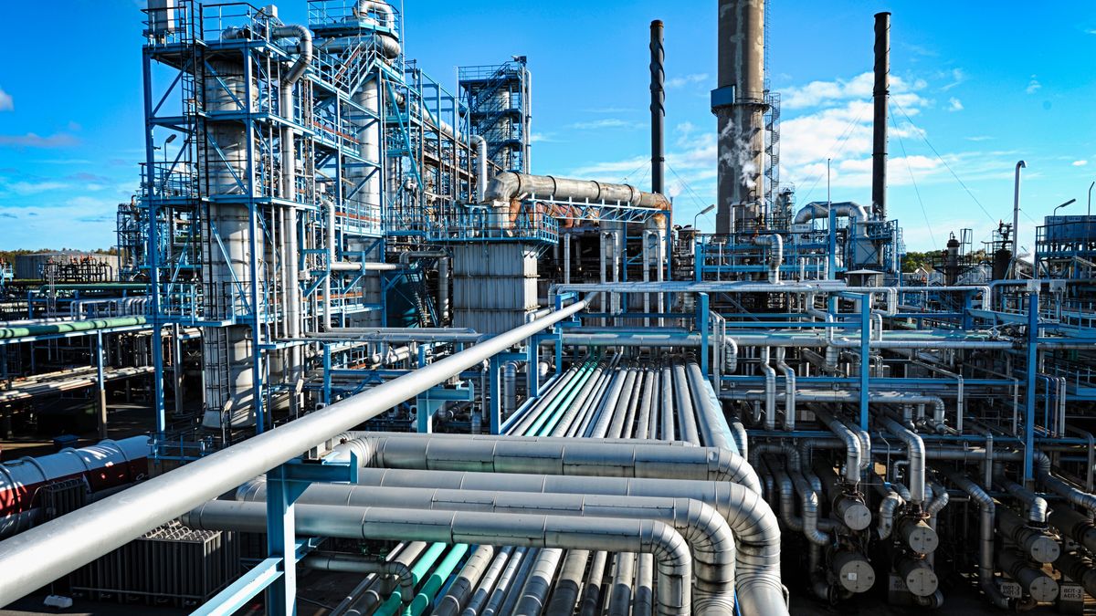 fuel, oil, industry, gas, power, energy, refinery, work, working, oil-industry, industrial-plant, pipelines, gasoline, gas-pipes, chemical, petrochemical, chemical- industry, factory, oil-refinery, chemical-workers, explosive, gas-refiner, danger, storage, distillery, toxic, pollution, global-warming, steel, metal, pipes, plant, environment, industrial, construction, fuel-tanks engineering