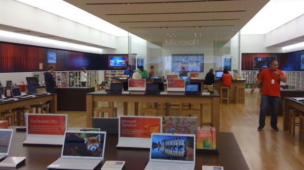 Microsoft sprytnie ukrył MacBooka Pro na premierze Microsoft Store 1