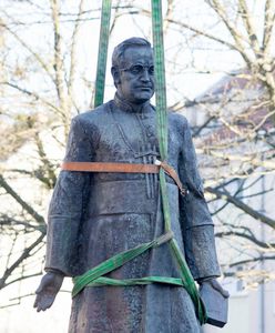 Gdańsk. Obalenie pomnika ks. Jankowskiego. Ruszył proces o znieważenie