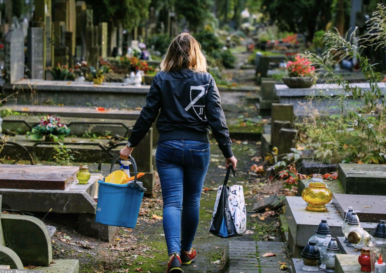 Sprzątanie na cmentarzu tylko na jej barkach. "Na grób zawsze jeżdżę sama"