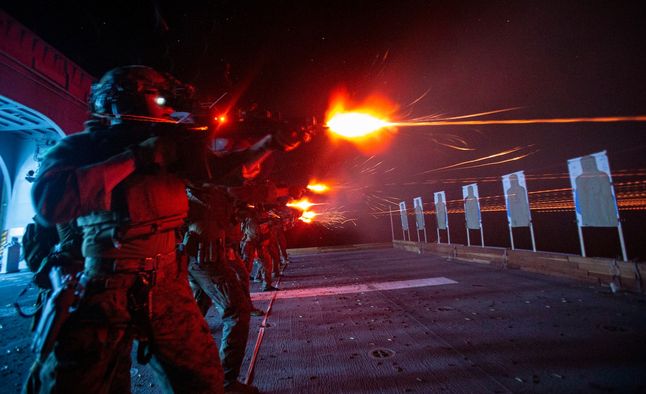 Marines przeprowadzają szkolenie ogniowe na pokładzie USS America na Morzu Salomona, 5 sierpnia 2021 r.