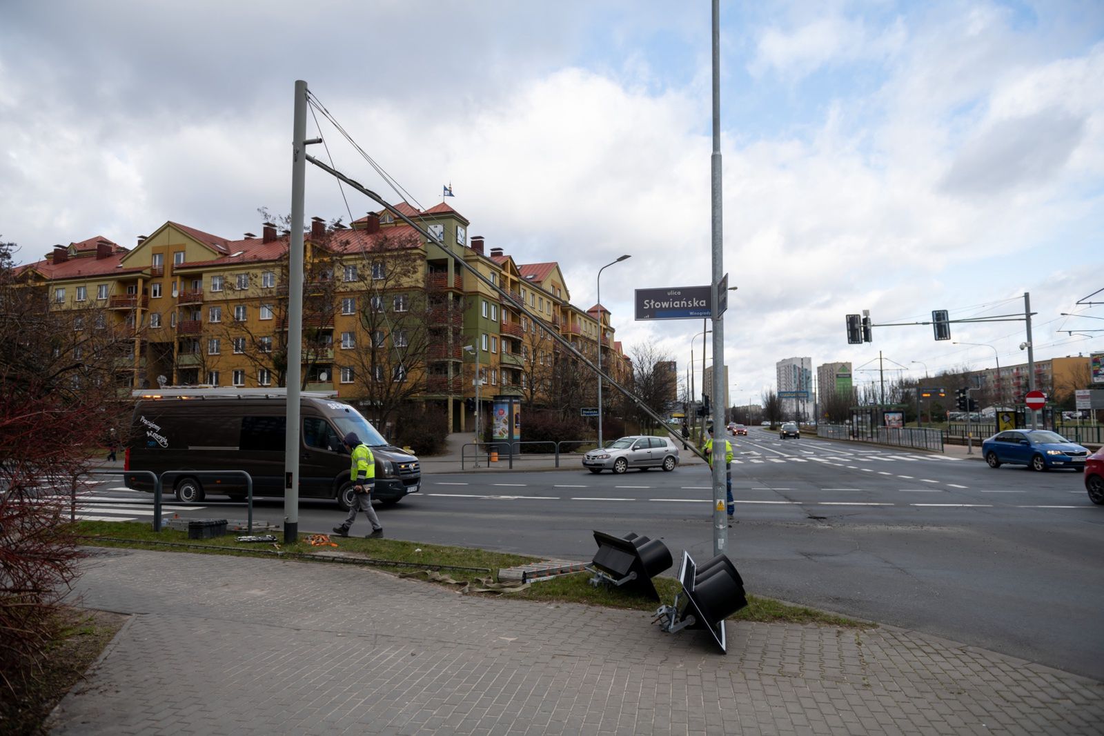 Sygnalizacja świetlna uszkodzona przez wichurę
