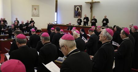 Coraz mniej ludzi w kościołach. Episkopat przyznaje