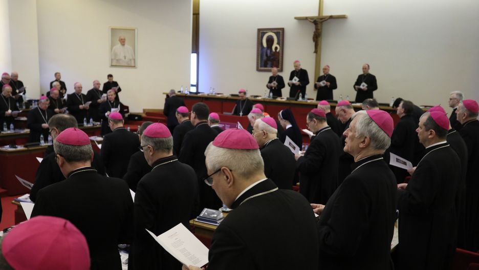 Coraz mniej ludzi w kościołach. Episkopat przyznaje