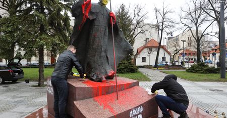 Zdewastował pomnik papieża. Jest zatrzymanie