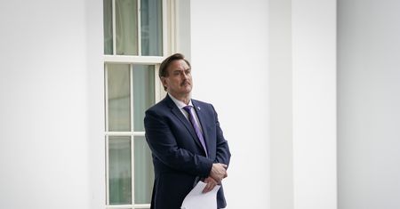 Tajemnicze notatki. Przyniósł je na spotkanie z Trumpem