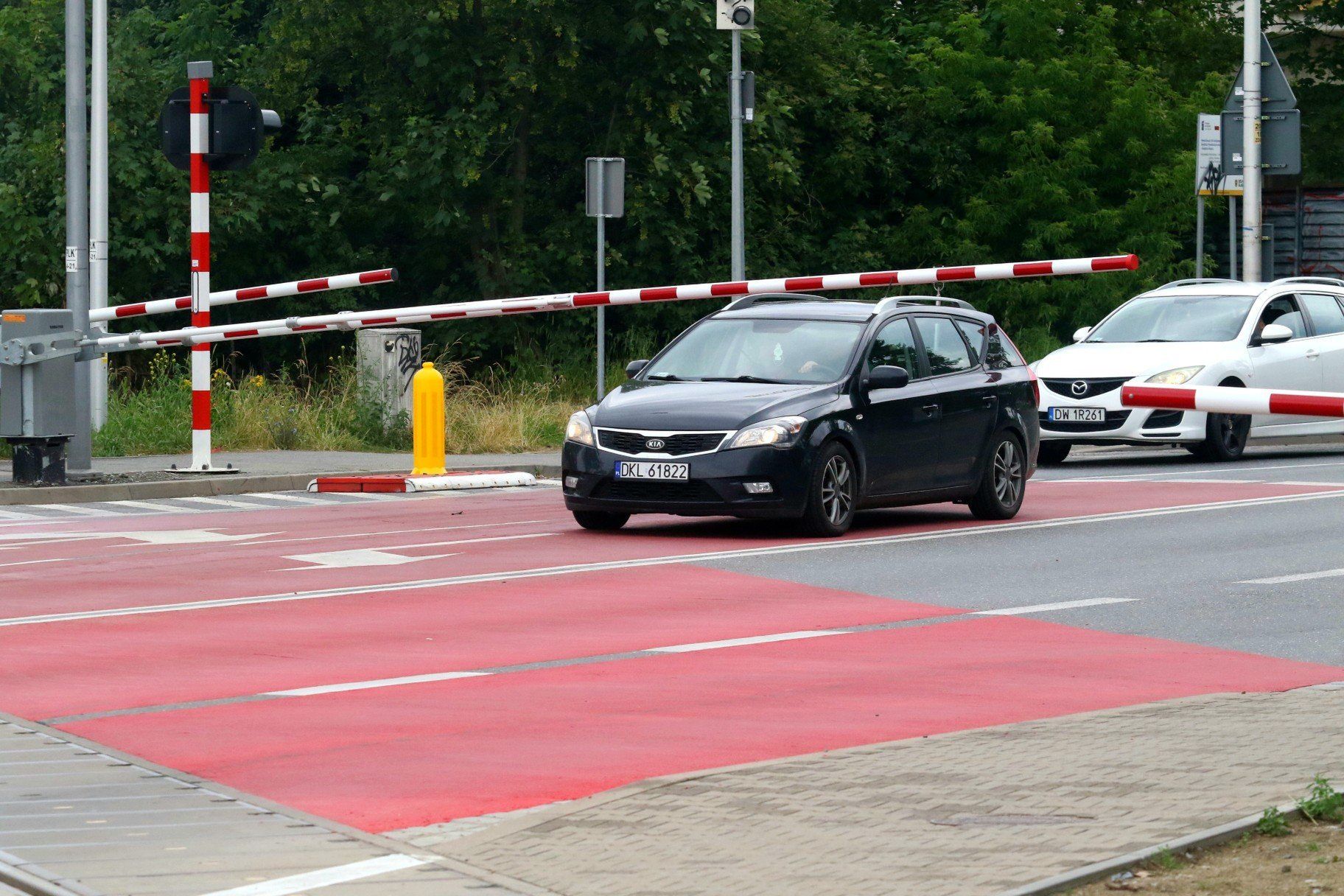 Zepsute rogatki kolejowe na ulicy Zwycięskiej we Wrocławiu. Potężne korki