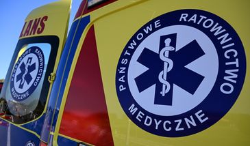 Tragedia w Warszawie. Znaleziono mężczyznę z nożem w klatce