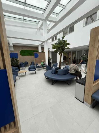 Przeszklony sufit, przestronne wnętrze i palma! To nie wejście do ekskluzywnego hotelu. Tak wygląda nowe wnętrza w szpitalu w Pleszewie