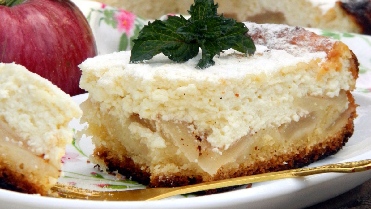 Pod serową masą ukryty jest jabłecznik