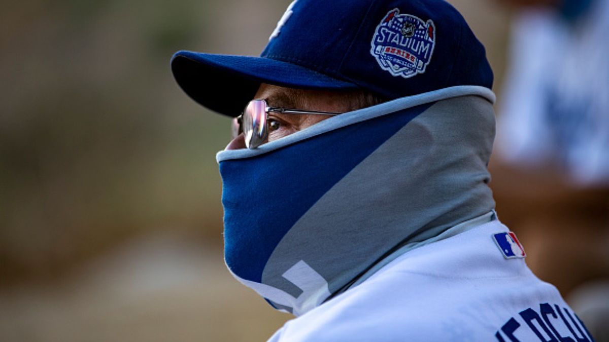 Czy ocieplacz na szyję może chronić przed koronawirusem równie skutecznie jak maseczka? 