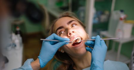 Nowe zasady u dentysty. Już ci tego nie zrobi. UE wprowadza zakaz