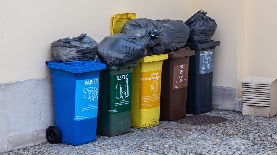 Niektórzy emeryci mogą być zwolnieni z opłat za wywóz śmieci