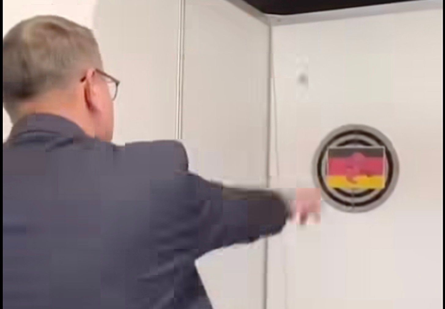 "Międzynarodowy skandal". Burmistrz Myślenic celował w planszę z niemiecką flagą