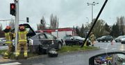 Wypadek w Warszawie. Zderzyły się samochody osobowe. Dwie osoby poszkodowane