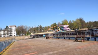 Plaża w Margoninie. Tutaj nie da się nudzić. Piękne jezioro, wyciąg nart wodnych, domki letniskowe i bar przyciągają turystów