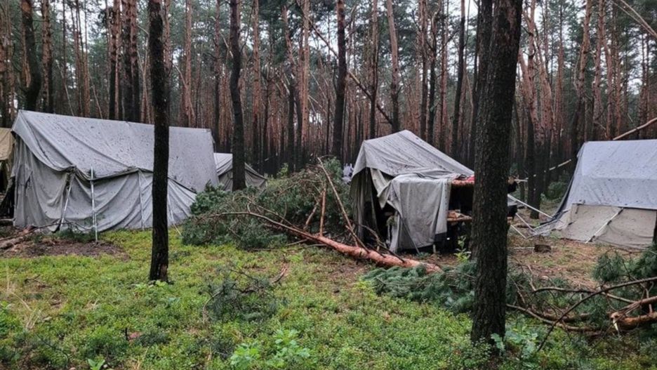 Powalone drzewa i zniszczone namioty na terenie obozu w Kostkowicach