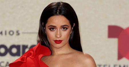 Ognista Camila Cabello eksponuje nogi na czerwonym dywanie (ZDJĘCIA)