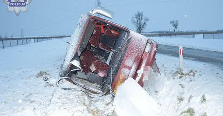 Autokar z pielgrzymami wpadł w poślizg na zakręcie. Podróżowało nim 30 osób
