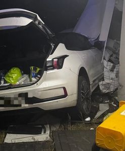 57-latka wjechała w budynek. Pomyliła gaz z hamulcem