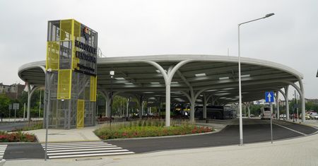 Katowice. Coraz więcej przewoźników korzysta z nowego dworca autobusowego na ul. Sądowej, władze miasta informują jak do niego dojść