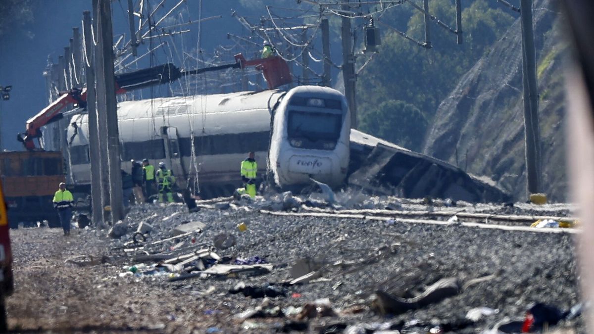 A view of damaged wagons of one of the trains involved in the crash between two high-speed train sets that occurred on 18 January 2026, in Adamuz, Cordoba, Spain, on 20 January 2026. At least 41 people were killed after a high-speed train carrying more than 300 passengers derailed and struck an oncoming train on the adjacent track. Emergency services remain on the scene as recovery efforts continue. EPA/Jorge Zapata Dostawca: PAP/EPA.