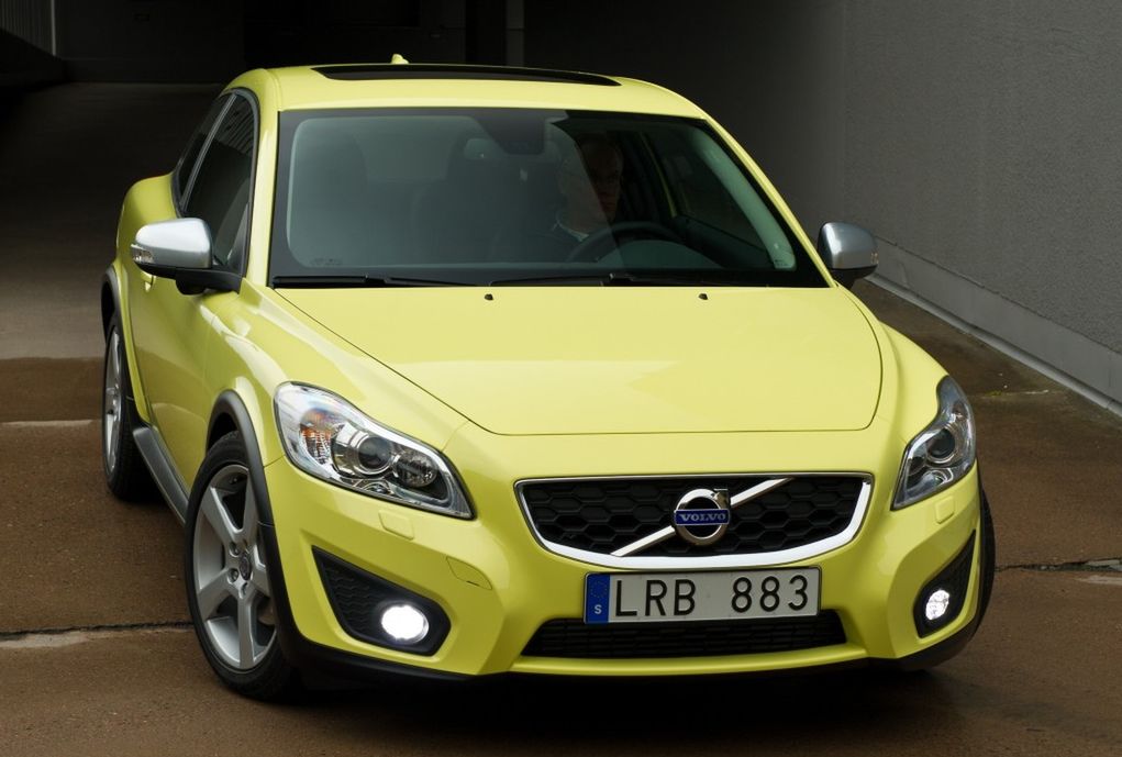 Volvo C30 po faceliftingu. Wyraźnie widać różnice w przednim pasie. Z tyłu i we wnętrzu są one niedostrzegalne