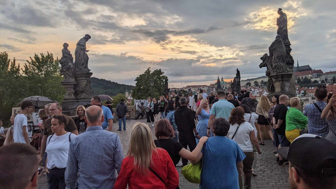 Niektórzy turyści nie szanują dzieł sztuki, którymi są rzeźby na moście Karola