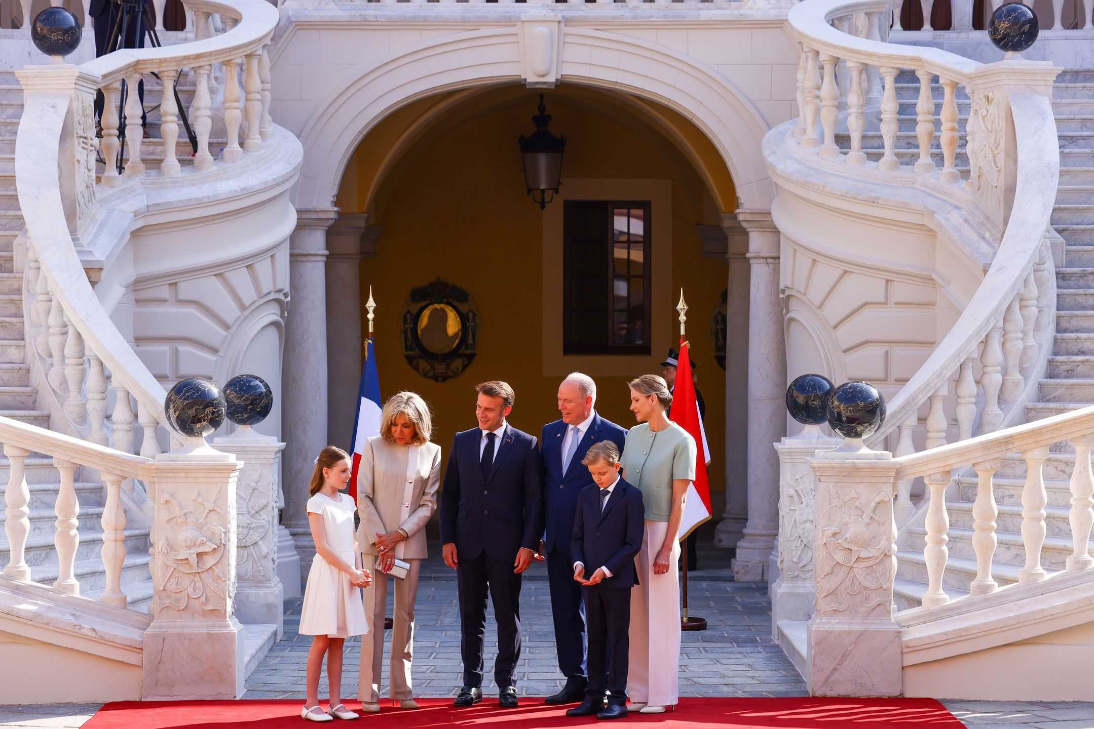 Emmanuel Macron z żoną i ksiażę Albert z rodziną