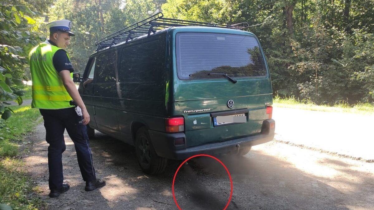 Czarne spaliny z wydechu volkswagena