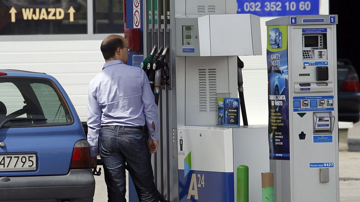 Kierowca tankuje paliwo do swojego samochodu
Chorz�w, 12.08.2011. Kierowca tankuje paliwo do swojego samochodu na stacji benzynowej, 12 bm. w Chorzowie. (kkk) PAP/Andrzej Grygiel ***Zdj�cie do depeszy PAP pt. Dro�eje benzyna i olej nap�dowy z PKN Orlen***
Andrzej Grygiel
akcyza, benzyna, benzynowa, cena, ceny, drogo, dystrybutor paliwa, paliwo, ropa, samochody, samoch�d, stacja, tankowanie