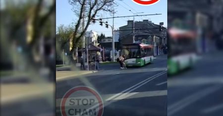 Kierowca autobusu miejskiego wjechał na skrzyżowanie na czerwonym świetle, omal nie potrącił dwóch nastolatek na przejściu