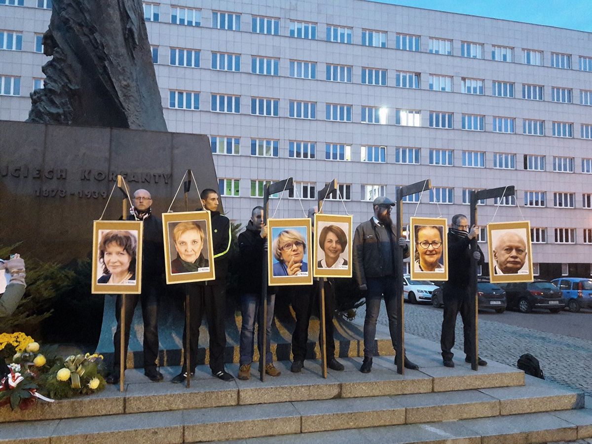 Narodowcy powiesili zdjęcia europosłów na szubienicach w Katowicach w listopadzie 2017 r.