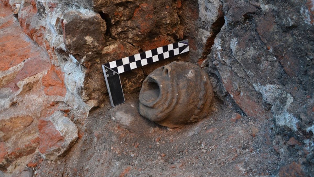 Masywna głowa z szeroko otwartymi ustami odkryta we Wrocławiu