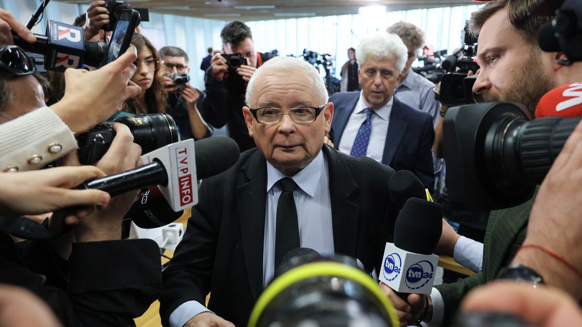 Warszawa, 15.03.2024. Wezwany na świadka prezes PiS Jarosław Kaczyński (C) w przerwie posiedzenia komisji śledczej ds. Pegasusa w Sejmie w Warszawie, 15 bm. Komisja ma zbadać legalność, prawidłowość i celowość czynności podejmowanych z wykorzystaniem oprogramowania Pegasus. (jm) PAP/Paweł Supernak