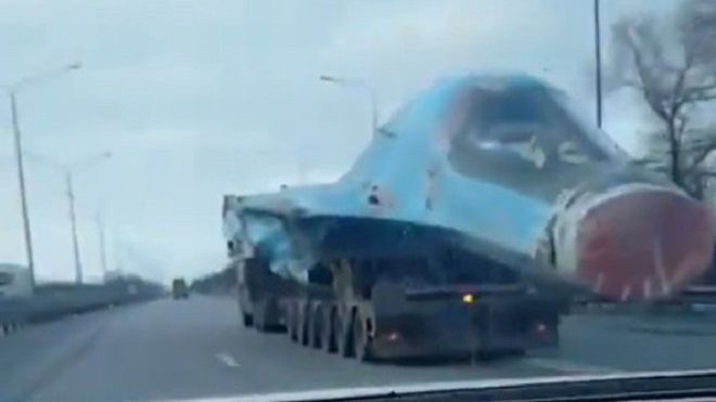 Uszkodzony rosyjski Su-34 transportowany do zakładu remontowego.