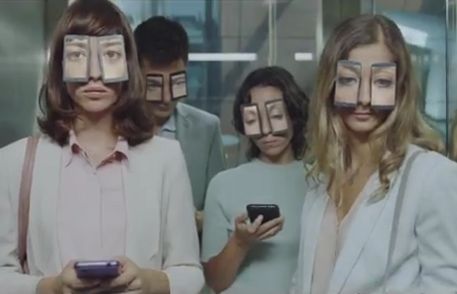 Surrealistyczna reklama na motywach „Black Mirror” (wideo)