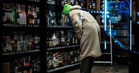 "Awanturują się, krzyczą". Skutki nocnej prohibicji w Krakowie