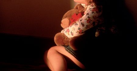 "Pedofile nie biorą wolnego na wakacje". Nauczenie dziecka nieufności do obcych jest kluczowe