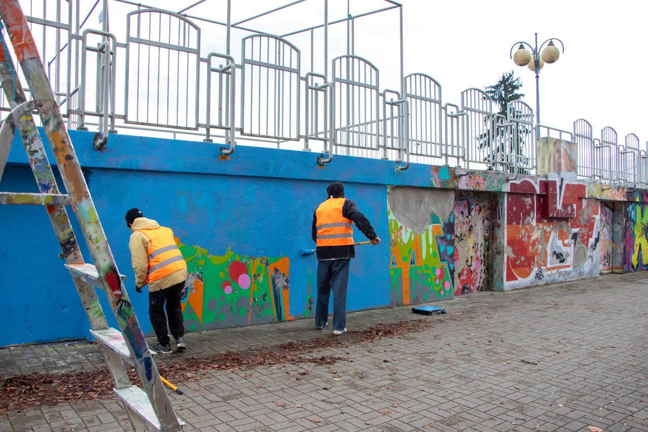 Sportowy duch Płocka na muralu! Nowe dzieło powstaje przy Stadionie Miejskim