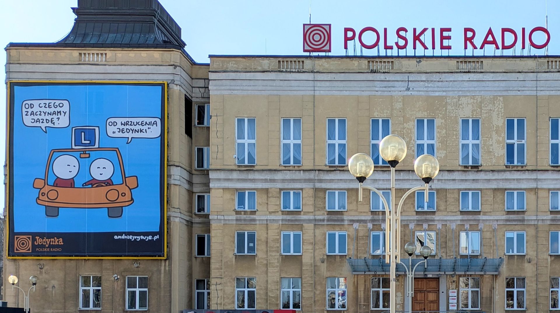 Andrzej Rysuje dla Polskiego Radia. Dowcipna grafika na siedzibie