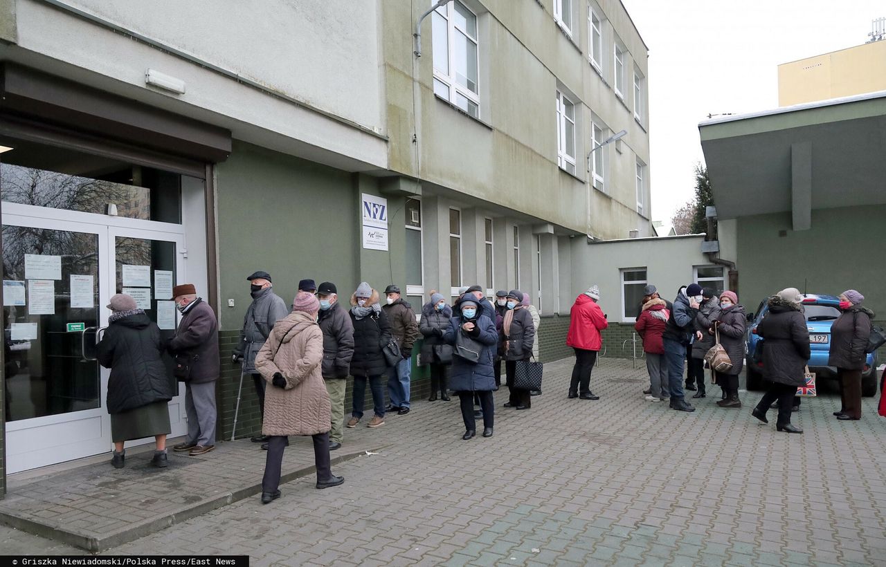 Szczepienia przeciwko COVID-19. "Rząd każe szpitalom i przychodniom przekładać szczepienia"