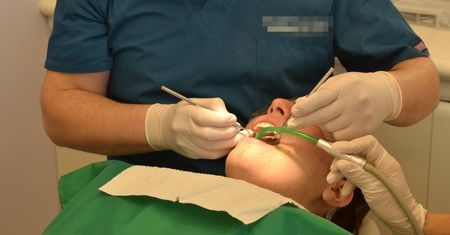 Dentysta wykorzystywał seksualnie uczennice? Wieści z prokuratury