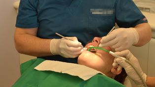 Dentysta wykorzystywał seksualnie uczennice? Wieści z prokuratury