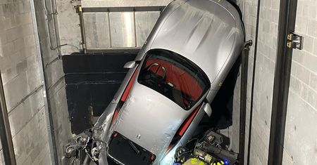 Miał odebrać nowe ferrari. Nawet nie wyjechał nim z salonu