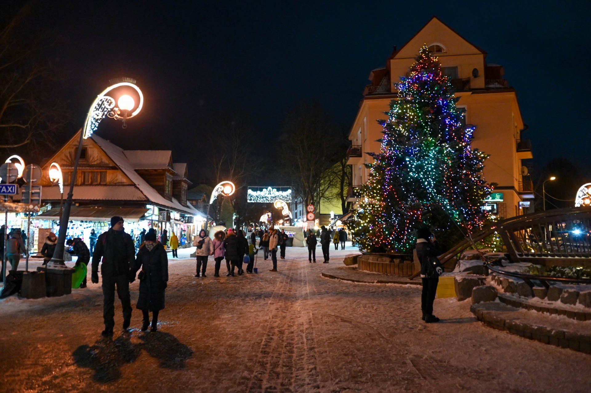 Turyści w Zakopanem na Krupówkach