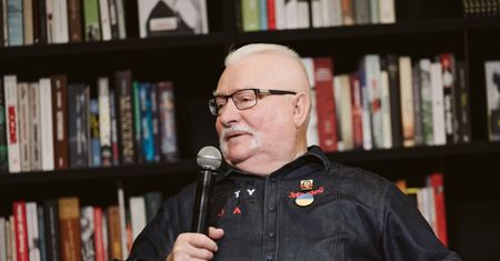 Lech Wałęsa krytykuje TVP. Udostępnił wiersz o ''szambie z Woronicza''