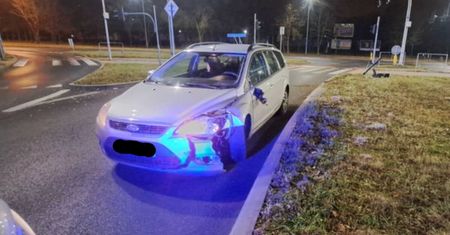 Kierowca forda przesadził z prędkością, skasował sygnalizator świetlny na skrzyżowaniu [ZDJĘCIA]