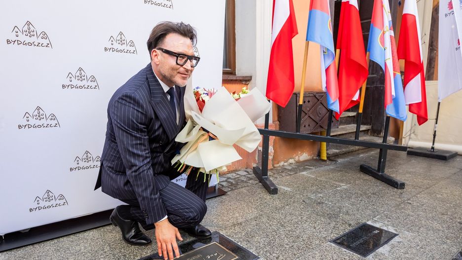 Bydgoska Aleja Autografów na ul. Długiej powiększyła się o kolejny podpis. W sobotę (18 października) swój autograf odsłonił tu ceniony lekarz i naukowiec dr n. med. Paweł Rajewski, prof. WSNoZ. - Czuję wdzięczność i dumę, że mogę być częścią tego miasta i jego społeczności - stwierdził laureat.